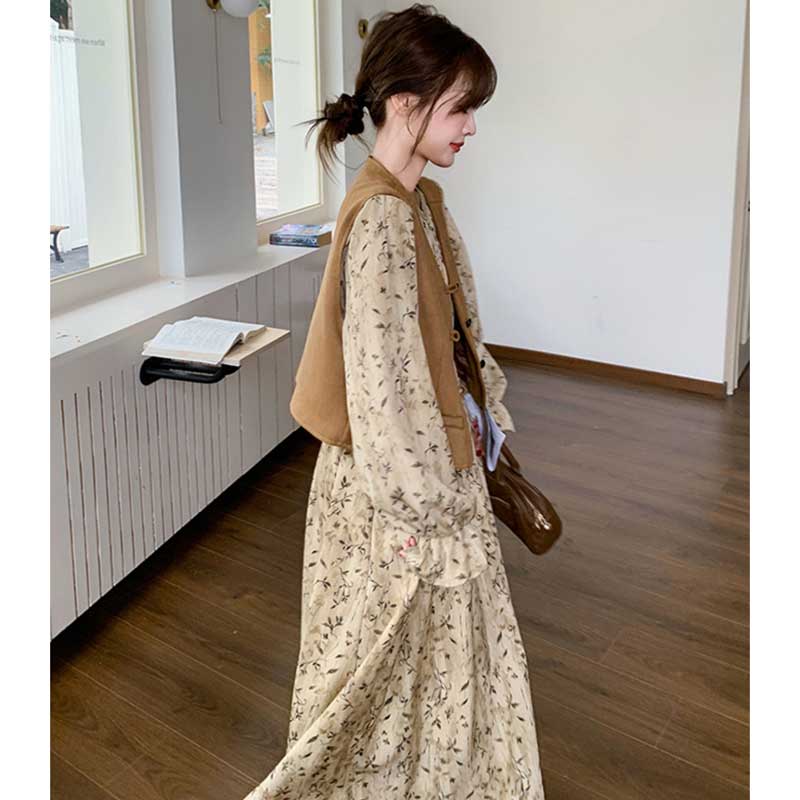 スエードベスト×フラワープリントワンピース