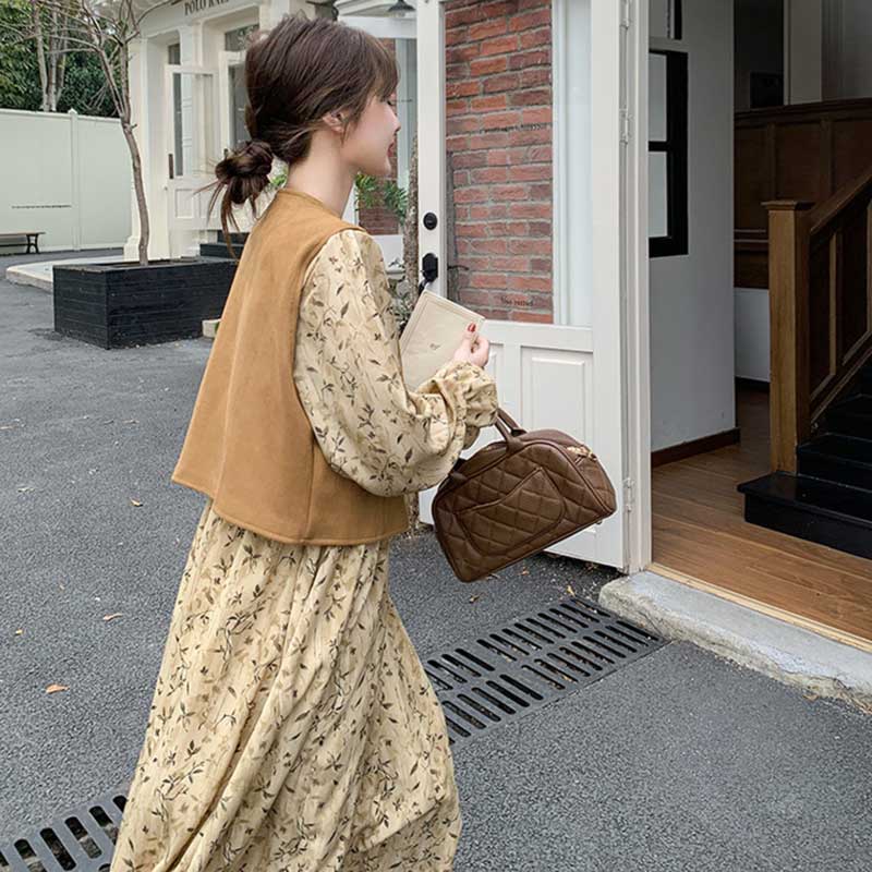 スエードベスト×フラワープリントワンピース