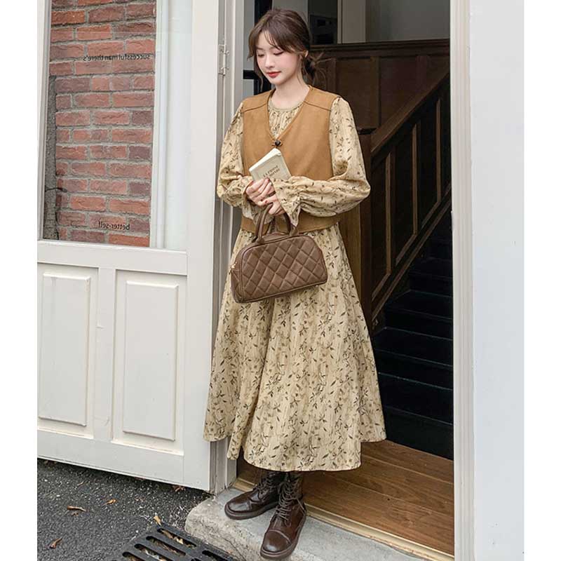 スエードベスト×フラワープリントワンピース