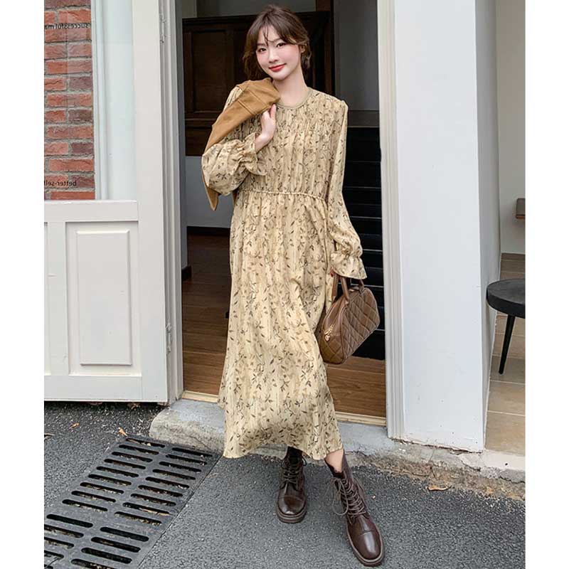 スエードベスト×フラワープリントワンピース