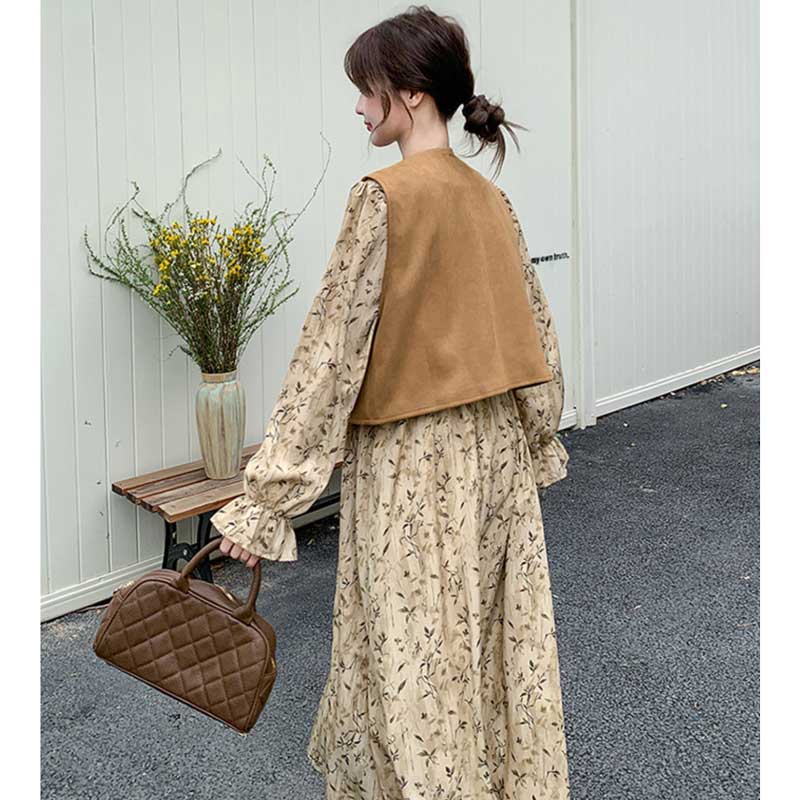 スエードベスト×フラワープリントワンピース