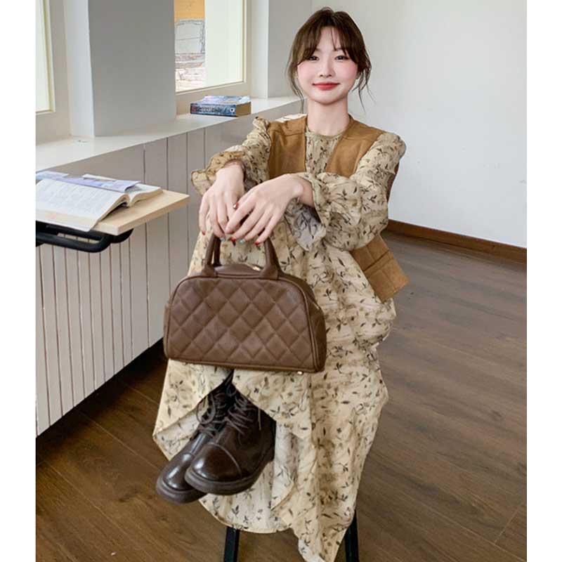 スエードベスト×フラワープリントワンピース