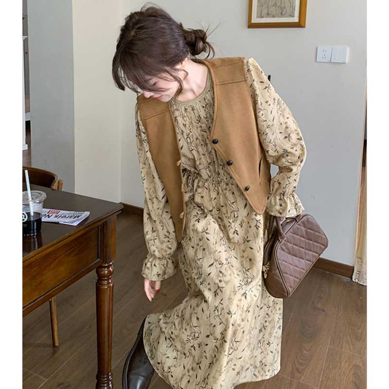 スエードベスト×フラワープリントワンピース