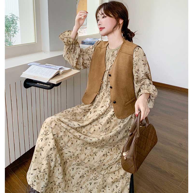 スエードベスト×フラワープリントワンピース