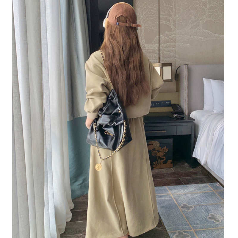 ハーフジップショートトレーナー×マキシフレアスカート