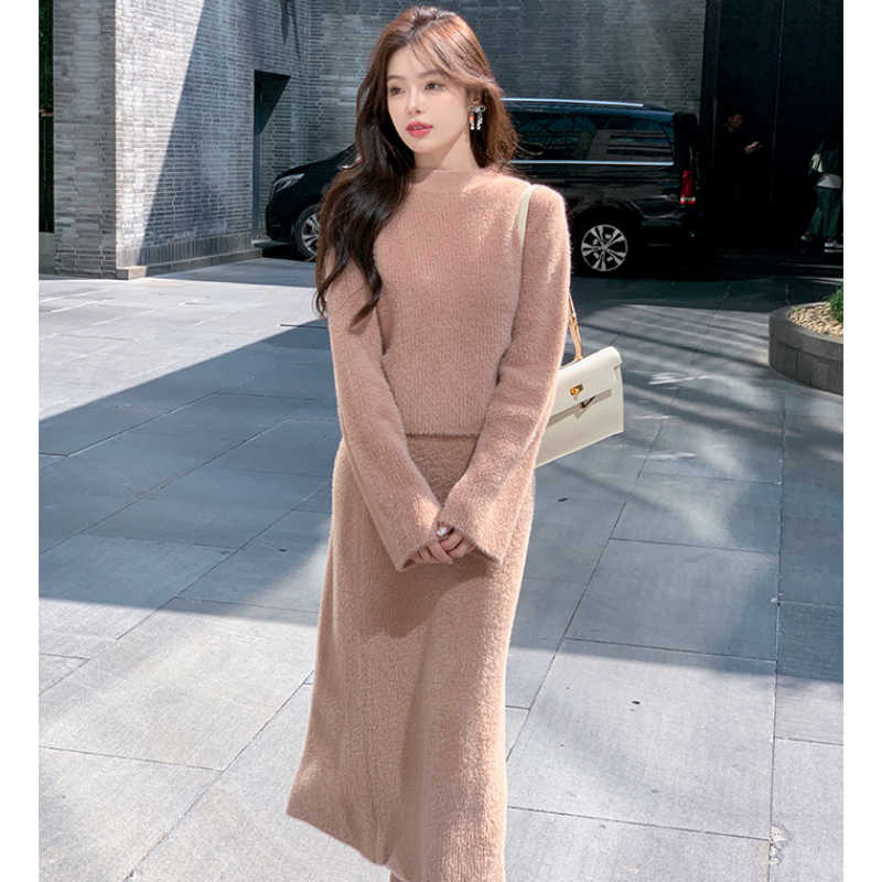 クロップドマシュマロニット×ナローニットスカート