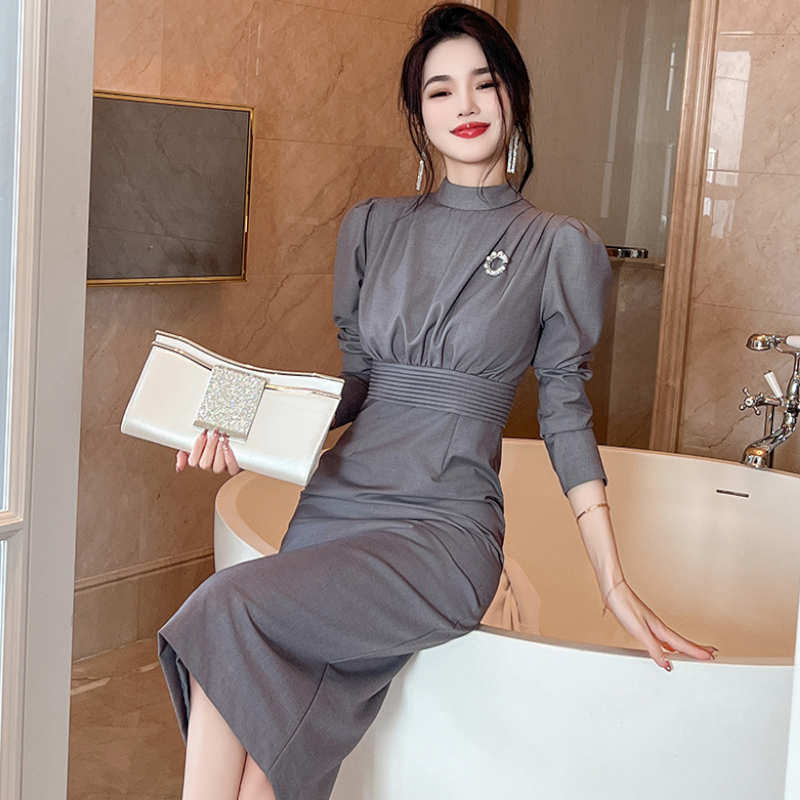 ブローチ付きウエストコンシャスワンピース