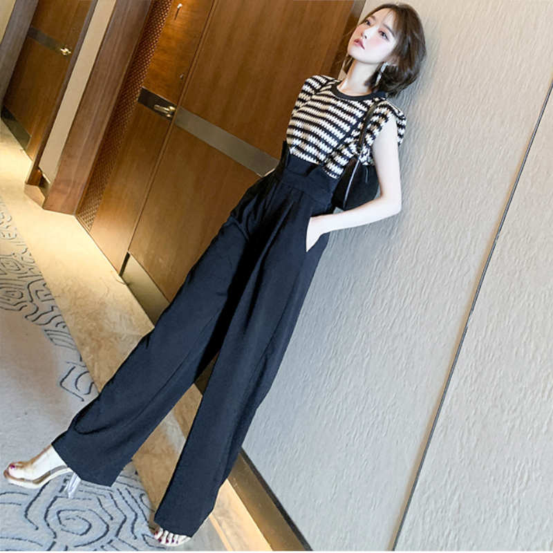 ギザギザボーダーノースリーブトップス×サスペンダー付きハイウエストワイドパンツ