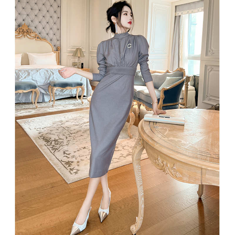 ブローチ付きウエストコンシャスワンピース