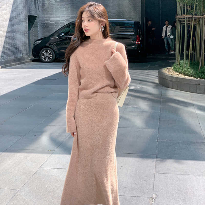 クロップドマシュマロニット×ナローニットスカート