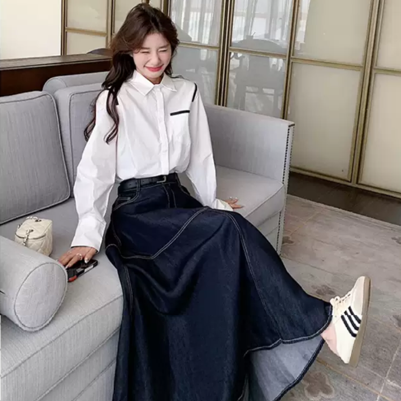 ホワイトシャツ×フレアデニムスカート