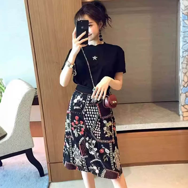 ワンポイントTシャツ×フラワープリントタイトスカートセット