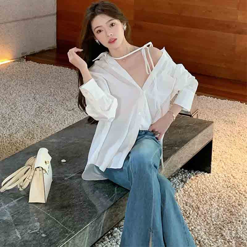 リボンストラップホワイトブラウス