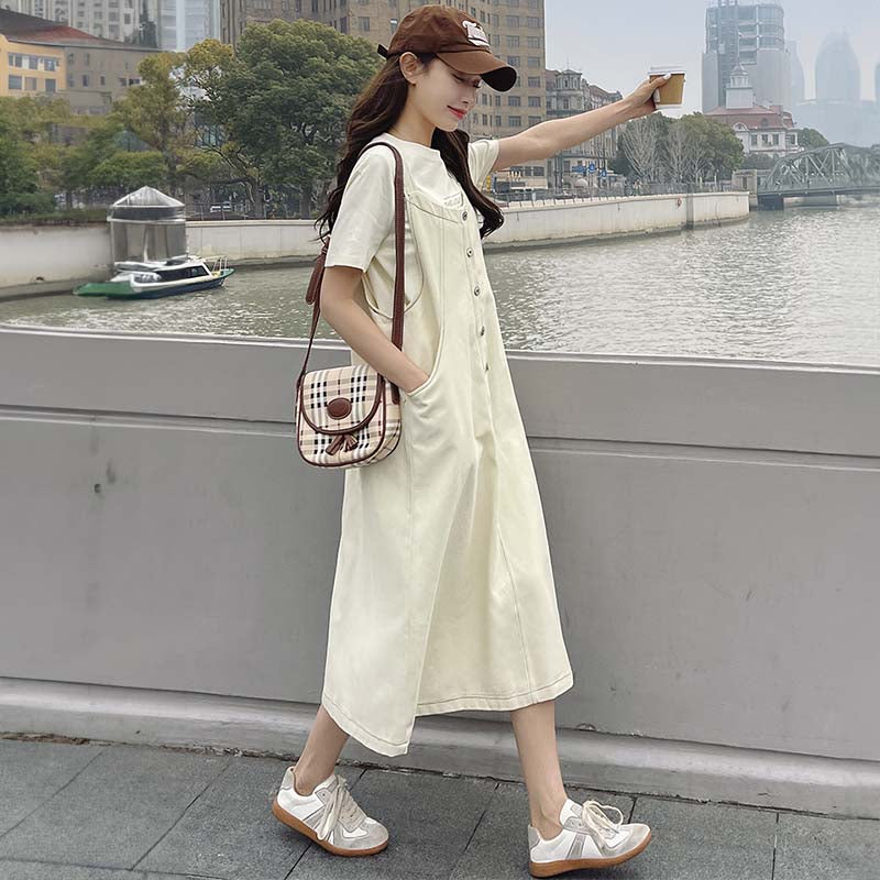 ロゴプリトンシャツ×Aラインステッチサロペットスカート