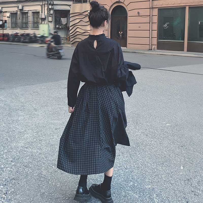 スタンドカラーブラウス×ベスト×ブラックチェックスカート