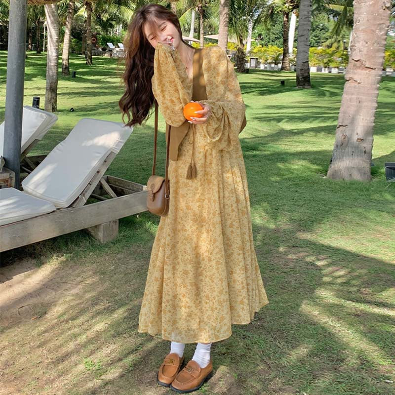 ブラウンベスト×Vネックシフォンワンピース