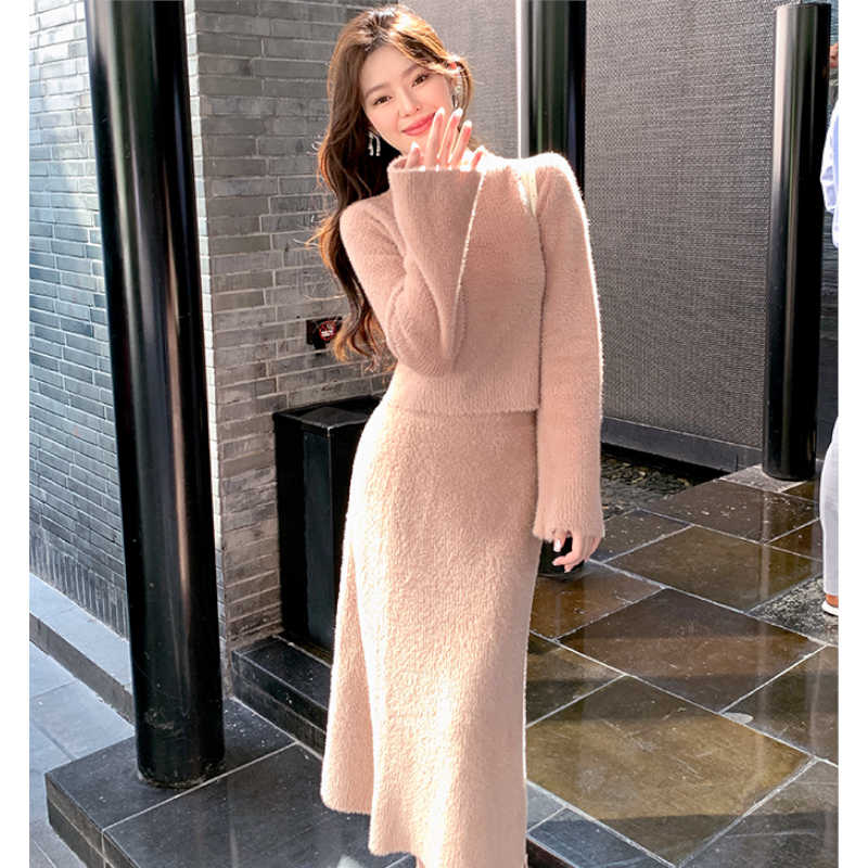 クロップドマシュマロニット×ナローニットスカート