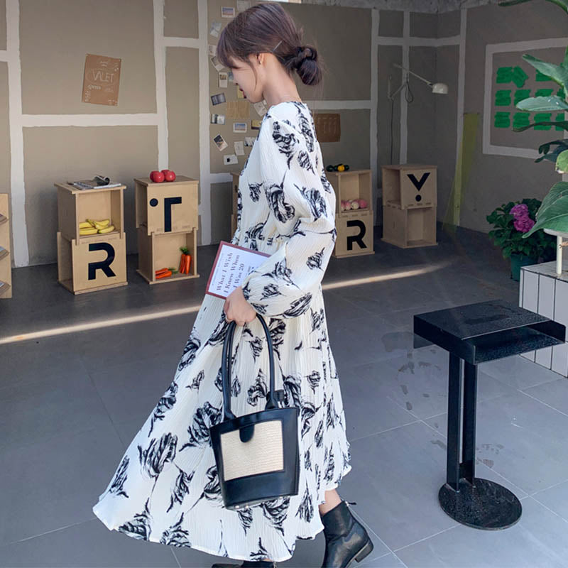 シフォンプリーツワンピース×レザーショートベスト