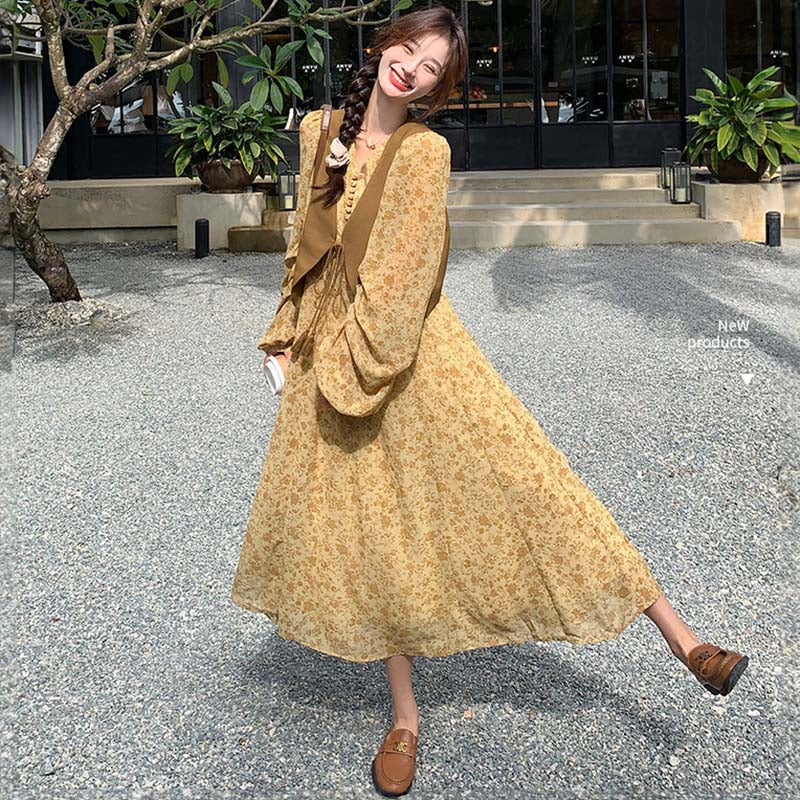 ブラウンベスト×Vネックシフォンワンピース