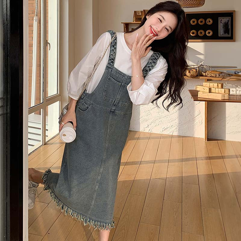 バルーン袖Tシャツ×カットオフデニムサロペットスカート