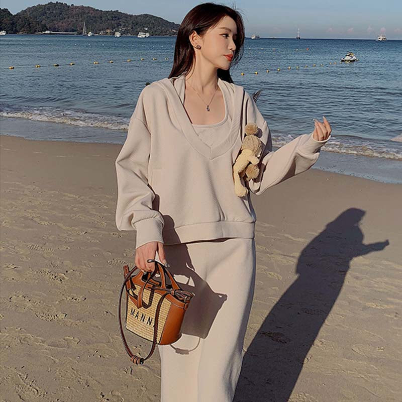 深Vネックフーディー×バックオープンキャミソールワンピース