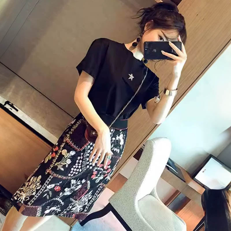 ワンポイントTシャツ×フラワープリントタイトスカートセット