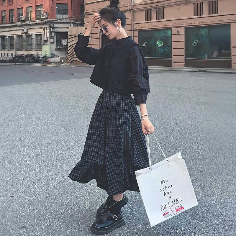 スタンドカラーブラウス×ベスト×ブラックチェックスカート