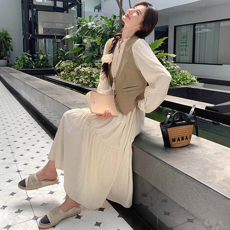 ショート丈ベスト×スタンドカラーワンピース