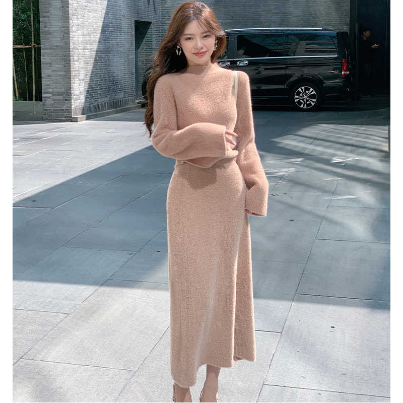 クロップドマシュマロニット×ナローニットスカート