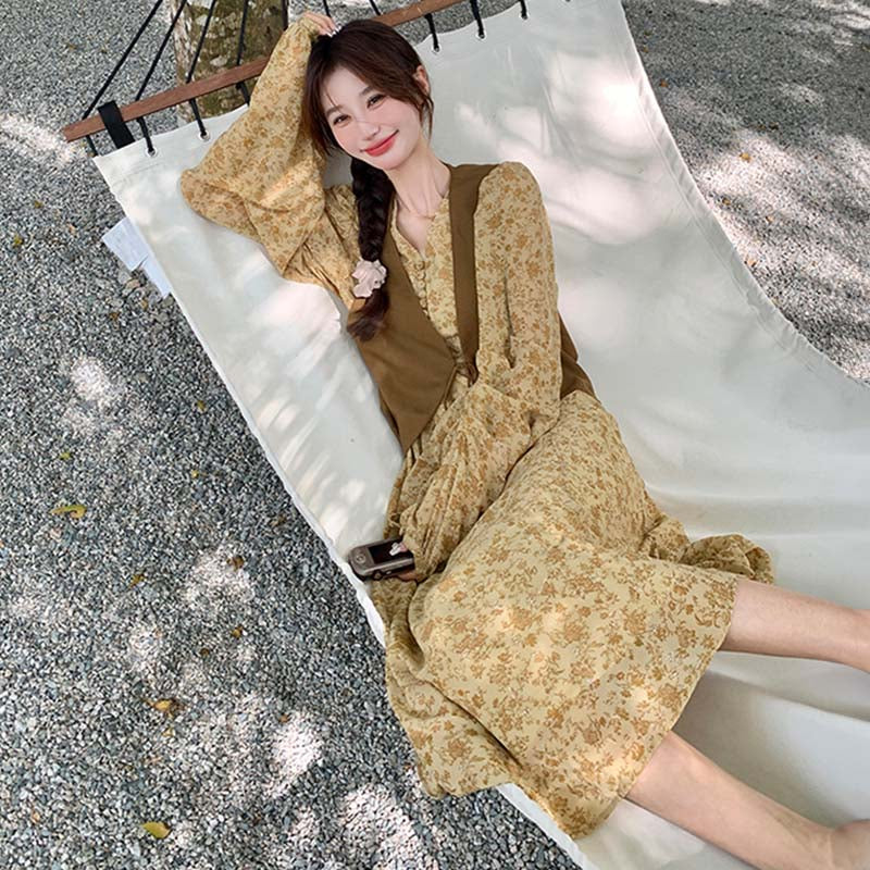 ブラウンベスト×Vネックシフォンワンピース