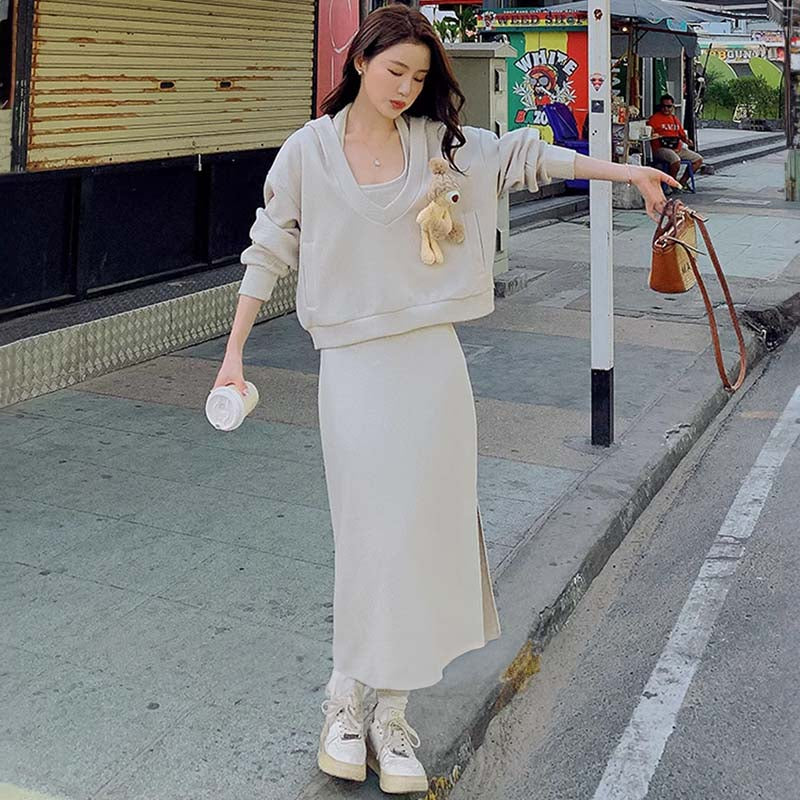 深Vネックフーディー×バックオープンキャミソールワンピース