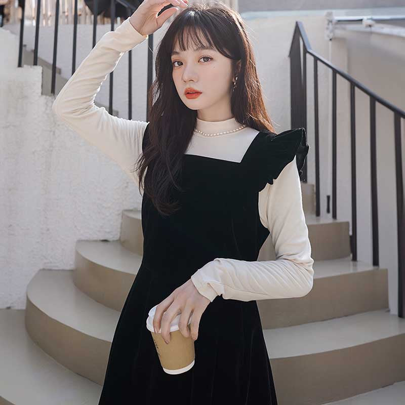 ショルダーフリルブラックベロアワンピース