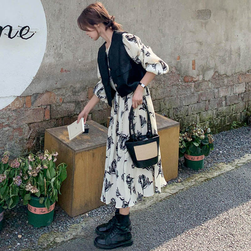 シフォンプリーツワンピース×レザーショートベスト