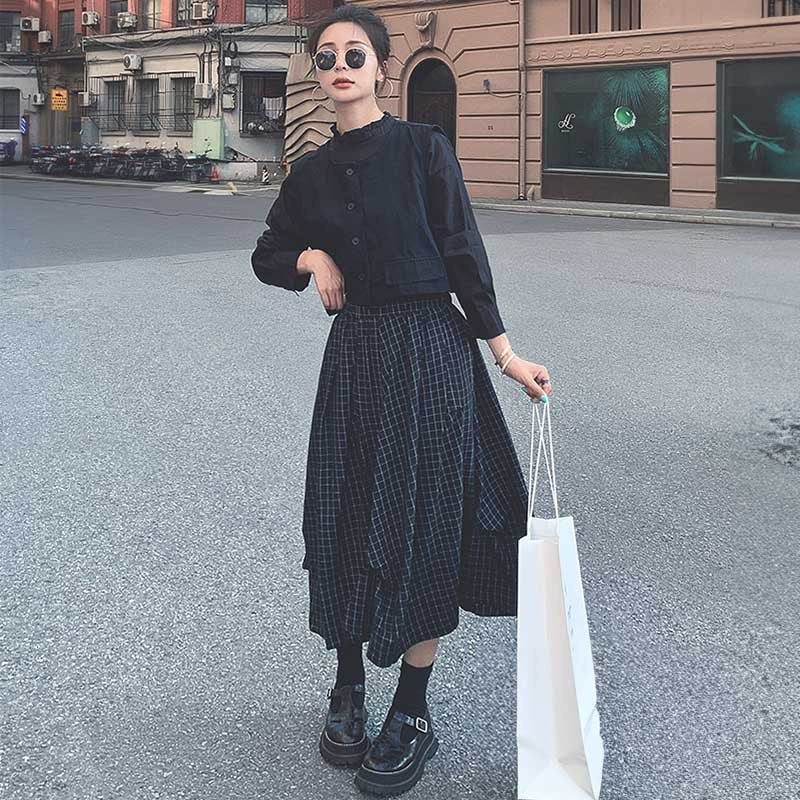 スタンドカラーブラウス×ベスト×ブラックチェックスカート
