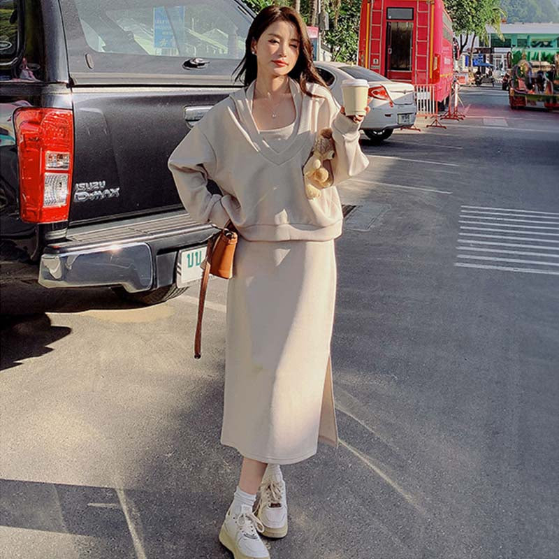 深Vネックフーディー×バックオープンキャミソールワンピース