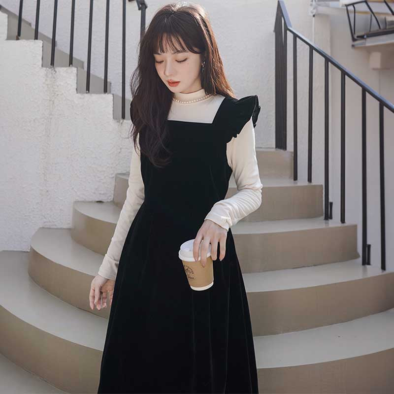 ショルダーフリルブラックベロアワンピース