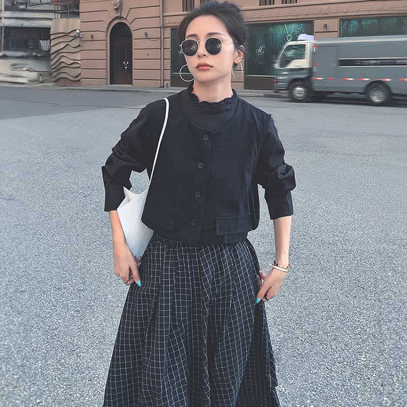スタンドカラーブラウス×ベスト×ブラックチェックスカート