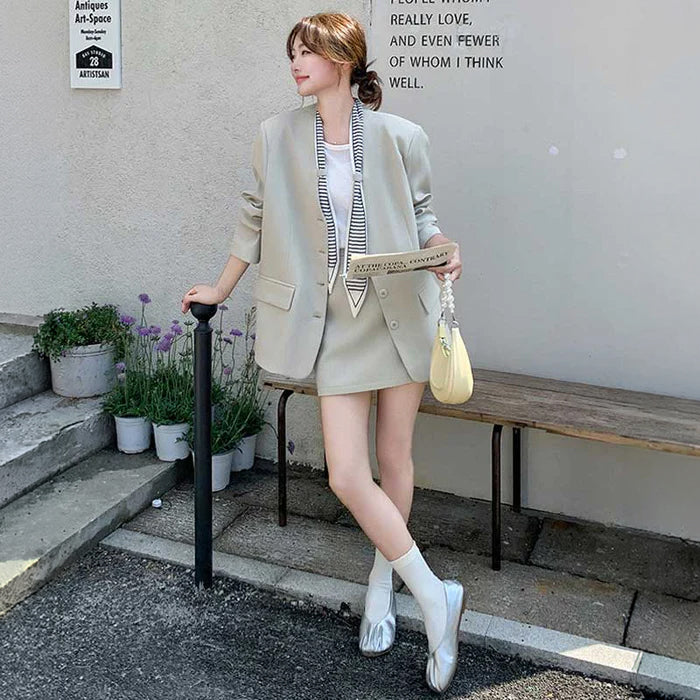 ストライプタイジャケット×ミニスカート