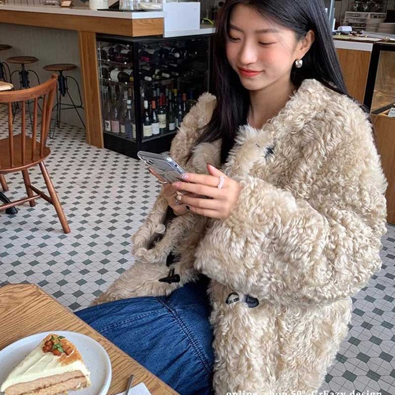 カーリーファーコート（ベージュ）秋/冬 巻き毛風のファーが可愛らしい