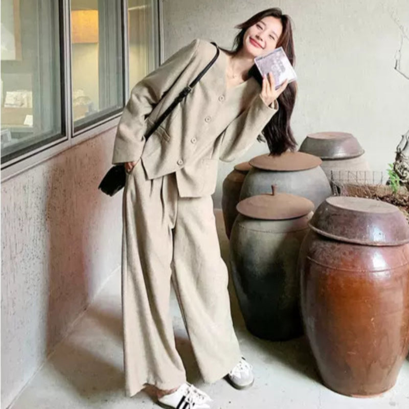 Vネックジャケット×ワイドレッグパンツ