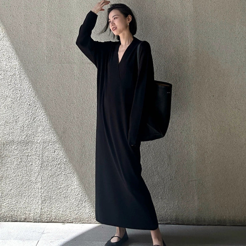 Vネックブラックモードワンピース