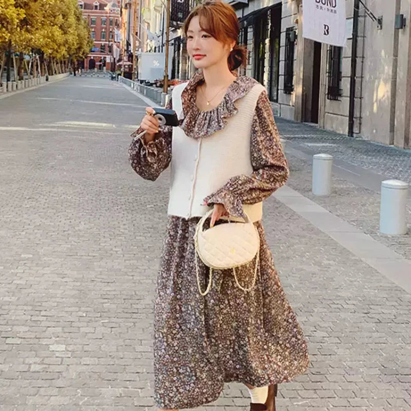 ノーカラーベスト×レトロフラワーワンピース