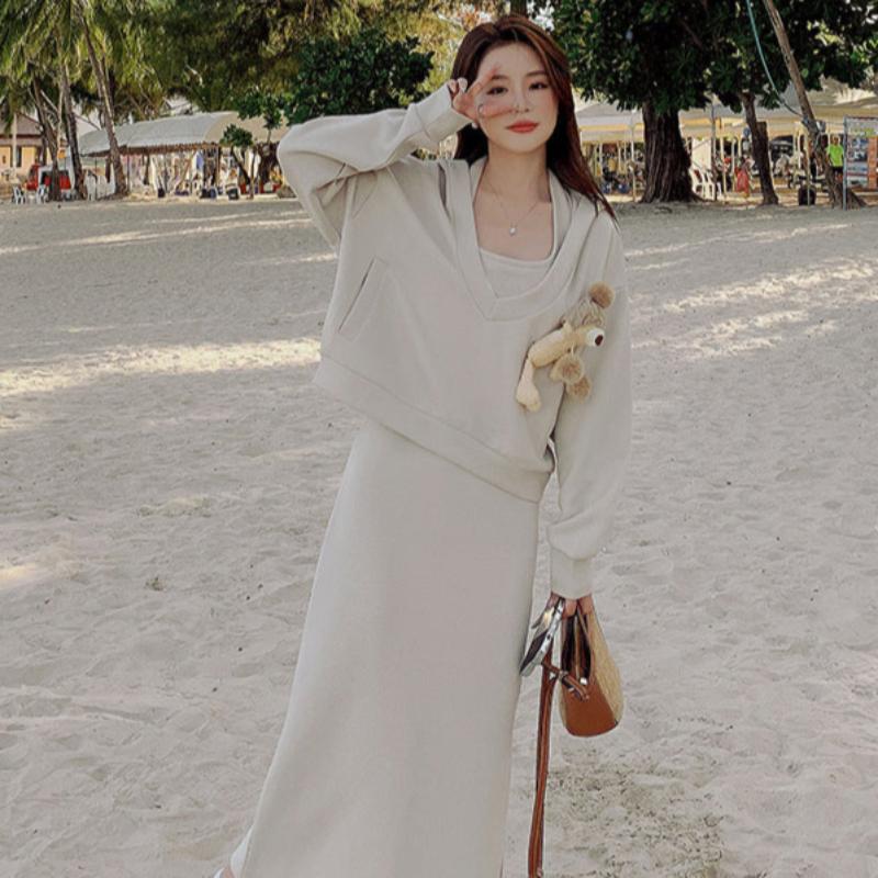 深Vネックフーディー×バックオープンキャミソールワンピース