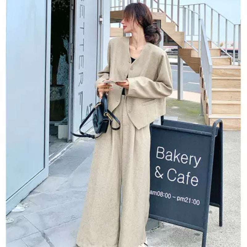 Vネックジャケット×ワイドレッグパンツ