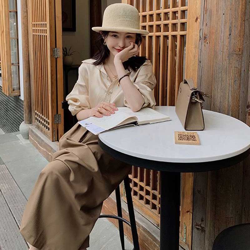 シャンパンカラーブラウス×フレアスカート