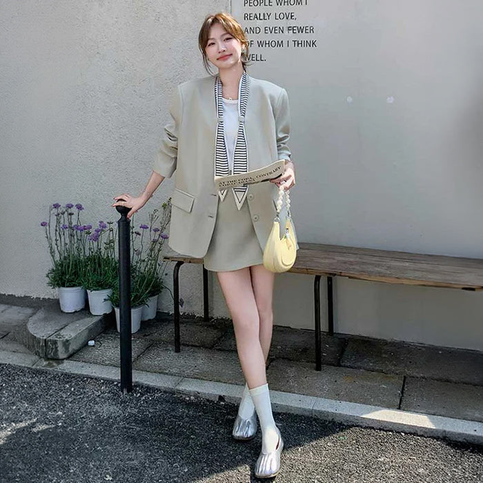 ストライプタイジャケット×ミニスカート