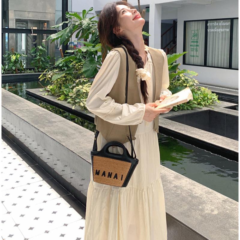 ショート丈ベスト×スタンドカラーワンピース
