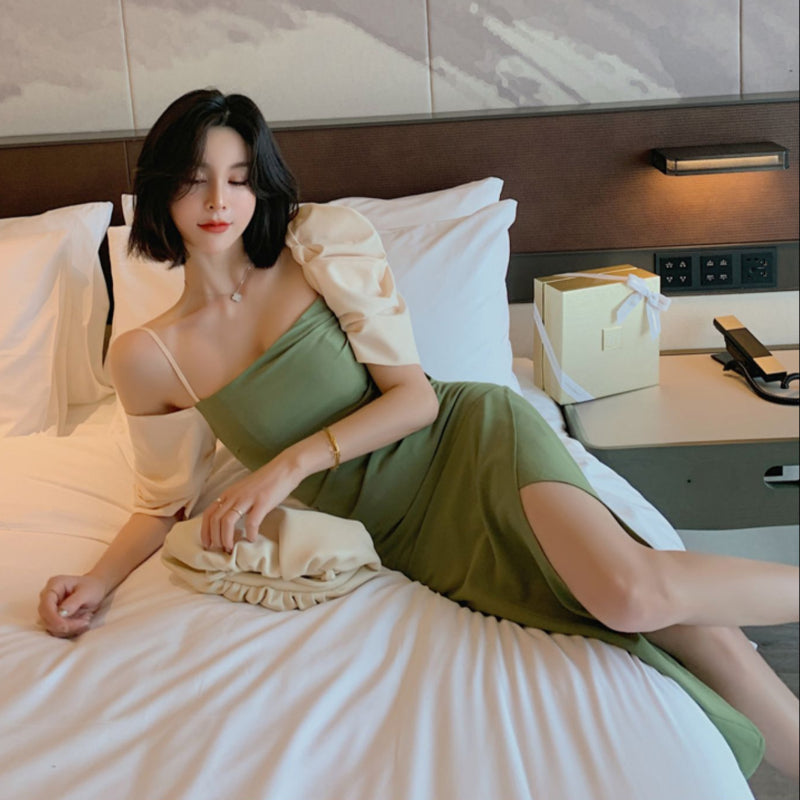 アシンメトリーベルスリーブドレス