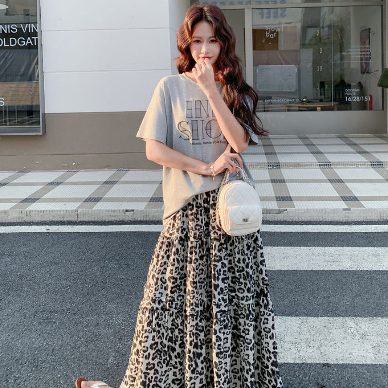 ロゴTシャツ×レオパードティアードスカート
