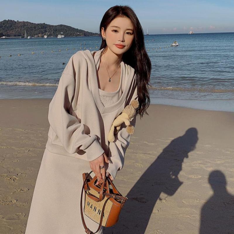 深Vネックフーディー×バックオープンキャミソールワンピース